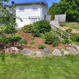 Att lägga flis i rabatten skapar en välordnad känsla.